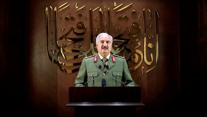 El mariscal Jalifa Hafter anuncia el control formal del Gobierno por parte su Ejército mediante la transmisión de un vídeo difundido el 27 de abril donde no se precisa en qué lugar se encuentra.