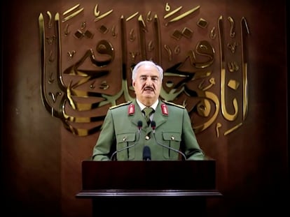 El mariscal Jalifa Hafter anuncia el control formal del Gobierno por parte su Ejército mediante la transmisión de un vídeo difundido el 27 de abril donde no se precisa en qué lugar se encuentra.
