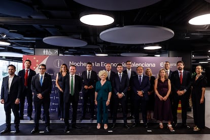 Foto de 'familia' de los premiados y los intervinientes durante la Noche de la Economía Valenciana en el Roig Arena.
