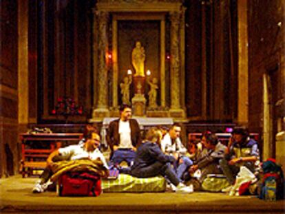 Un grupo de trabajadores, ante el altar de la catedral.