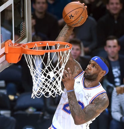 LeBron James (Cavaliers) junto al aro en el Madison Square Garden