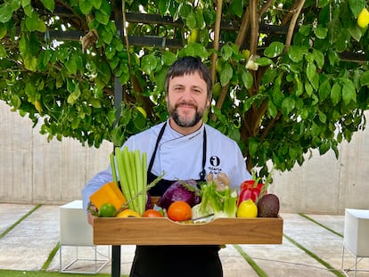 Chechu González, con verduras y frutas para elaborar sus escabeches.