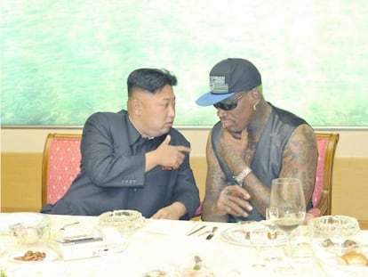 Kim Jong-un y Dennis Rodman durante una cena juntos en Pyongyang, el 7 de septiembre de 2013.