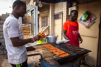 Los jóvenes Abdoulaye y Abdou preparan brochetas cada día en el barrio de Ouakam, en Dakar. Este tipo de actividad informal domina la economía del país y es clave para la supervivencia de millones de personas. Los beneficios son mínimos, pero permiten salir adelante en el día a día. El problema es la fragilidad. Es un sector sin ningún tipo de cobertura. Crisis como la covid-19 o la subida de precios por la guerra en Ucrania han tenido un fuerte impacto en la economía informal.