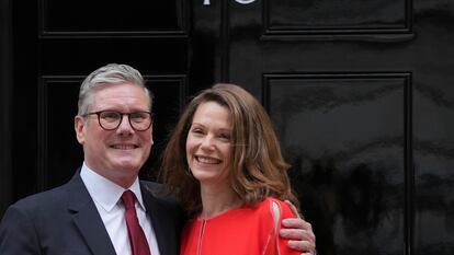 Keir Starmer y su esposa, Victoria, el jueves en la puerta de Downing Street.