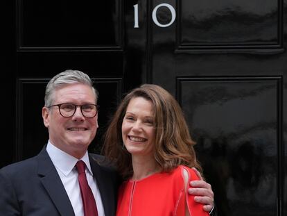 Keir Starmer y su esposa, Victoria, en Downing Street este viernes.