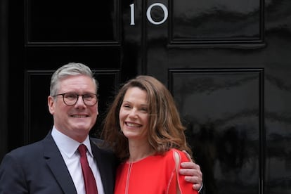 Keir Starmer y su esposa, Victoria, en Downing Street este viernes.