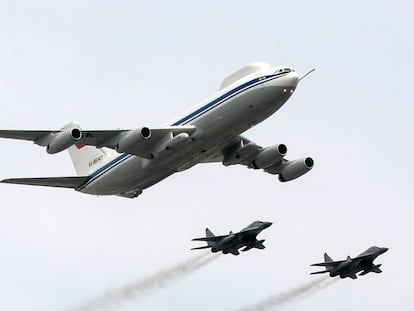 Una de las aeronaves rusas en un desfile militar de 2010 en Moscú.