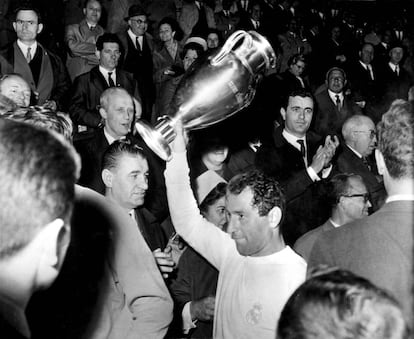 El jugador del Real Madrid Francisco Gento levanta la Copa de Europa después de que su equipo se impusiera al Partizán de Belgrado por 2 a 1 en la final de Bruselas, el 12 de mayo de 1966.