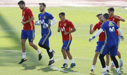 Piqué, a la izquierda, en el entrenamiento de ayer.