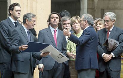 Aznar recibe explicaciones de Rafael Moneo, a su derecha, y Eduardo Serra; detrs, Miguel Zugaza, Pilar del Castillo y Joaqun Puig de la Bellacasa.