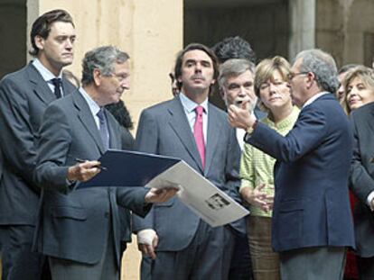 Aznar recibe explicaciones de Rafael Moneo, a su derecha, y Eduardo Serra; detrás, Miguel Zugaza, Pilar del Castillo y Joaquín Puig de la Bellacasa.