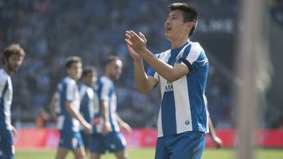 Wu Lei festeja con la grada su gol al Real Valladolid.