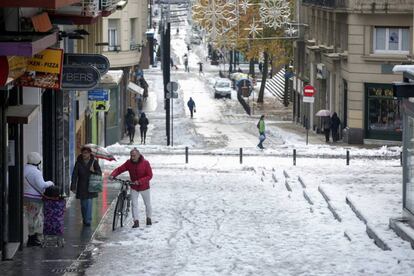 La cuesta de la céntrica calle Fueros de Vitoria, conocida popularmente como "el Resbaladero", aparece cubierta de nieves tras las intensas precipitaciones caídas sobre la capital vasca, el 2 de diciembre de 2017.