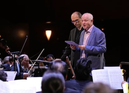 El compositor George Benjamin junto al director de orquesta Santiago Serrate durante los ensayos del concierto-homenaje con la Sinfónica de Madrid, en el Palacio Euskalduna de Bilbao, el pasado 19 de junio.