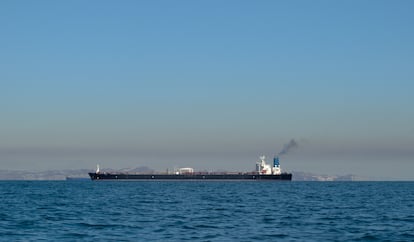 Un petrolero atraviesa el Estrecho de Ormuz, en el Golfo Pérsico.