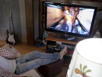 Un espectador dormido frente al televisor durante la emisi&oacute;n de un programa de m&aacute;xima audiencia.