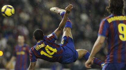 Thierry Henry remata acrobáticamente sobre la portería del Valladolid.