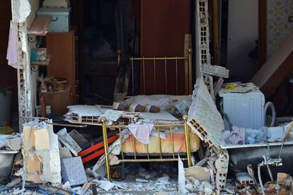 Detalle del interior de una casa parcialmente derrumbada debido a un terremoto en Amatrice (Italia).