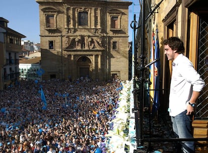 El bicampeón del mundo, Fernando Alonso, recibe en Oviedo el homenaje de la afición asturiana por su segundo título mundial, el 29 de octubre de 2006. 