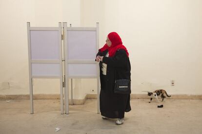 Una mujer egipcia dobla su papeleta antes de votar en la segunda jornada del referéndum constitucional en El Cairo (Egipto).