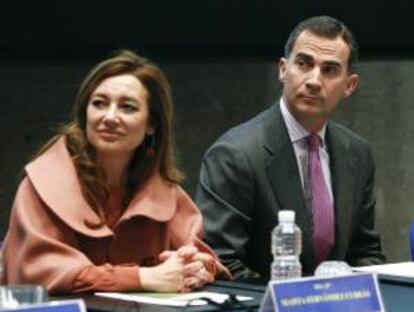 El Príncipe de Asturias, Felipe de Borbón, junto a la secretaria de Estado de Presupuestos, Marta Fernández Currás (i), durante las jornadas de la intervención general de la Administración del Estado sobre "Contabilidad, Transparencia y Responsabilidades Públicas", a las que ha asistido hoy en la Real Casa de la Moneda en Madrid.