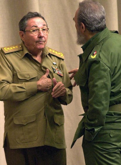 Raúl Castro (izquierda), con su hermano Fidel Castro, en 2001.