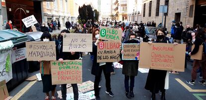 La protesta en el colegio Cervantes de Bilbao (Bizkaia)