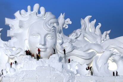 Varios artistas trabajan en una escultura de 103 metros de longitud en nieve, con motivo de la 29 exposición internacional del Arte de la Escultura en la Nieve, en Harbin (China).
