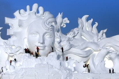 Varios artistas trabajan en una escultura de 103 metros de longitud en nieve, con motivo de la 29 exposicin internacional del Arte de la Escultura en la Nieve, en Harbin (China).