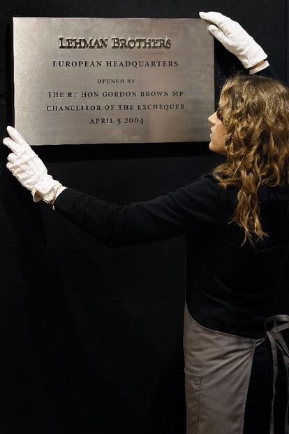 En la subasta se ha expuesto hoy la placa conmemorativa de la inauguración, el 5 de abril de 2004, de su sede londinense en Canary Wharf por el entonces ministro británico de Finanzas, Gordon Brown.