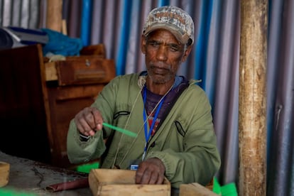 Solomon Eshete, de 48 años, iba para sacerdote, pero la falta de ingresos cambió su rumbo. Quedó ciego del ojo izquierdo con 10 años tras la embestida de una cabra y del derecho a los 14 a causa de un glaucoma. “Ahora puedo hacer de todo menos ver”, bromea. Solomon tiene cinco hijos, tres niñas y dos niños.