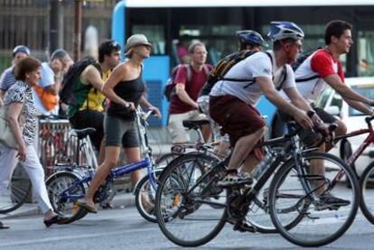 El paso por el centro de Madrid de los ciclistas de <i>masa crítica</i>, ayer.