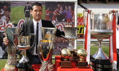 Palop, con los trofeos que ganó en el Sevilla.