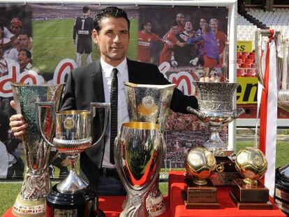Palop, con los trofeos que ganó en el Sevilla.
