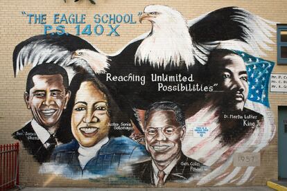 Este mural está pintado en la fachada de la escuela "The Eagle School" del Bronx, uno de los barrios más humildes de la ciudad de Nueva York, conocido por acoger una gran población afroamericana. Además de Obama, están retratados Sonia Sotomayor, una de las juezas del Tribunal Supremo, y Colin Powell, exsecretario de Estado, ambos nacidos en este barrio. A la derecha, Martin Luther King Jr., uno de los líderes del movimiento de los derechos civiles en los años 1960, e icono de la comunidad afroamericana en EE UU.