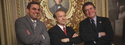El republicano Rand Paul (centro), que pidió más recortes presupuestarios en el Senado.