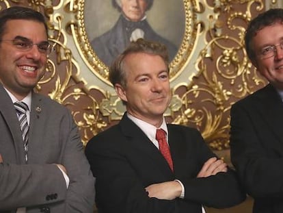 El republicano Rand Paul (centro), que pidi&oacute; m&aacute;s recortes presupuestarios en el Senado. 