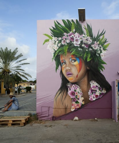 Al artista <a href="https://www.instagram.com/tymondelaat/" target="_blank">Tymon de Laat</a> le invitaron en febrero de 2021 a la isla de Bonaire, en el extremo sur del mar Caribe, para que compartiera sus conocimientos y experiencia con los jóvenes. Un viaje del que por supuesto dejó su huella en el lugar con esta colorida obra titulada ‘Leilana’, que se encuentra en una de las paredes exteriores del bar de cócteles <a href="https://tikiandco.nl/" target="_blank">Tiki & Co</a>.<br></br> Este mural urbano ocupa el tercer puesto de la clasificación de Street Art Cities, una comunidad que está activa en unas 800 ciudades de 90 países, y que ya cuenta con unos 33.000 murales urbanos clasificados en todo el mundo, lo que la ha convertido en una de las bases de datos más grandes del ‘street art’.