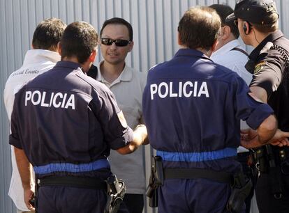 José Bretón, con gafas de sol, conversa con los agentes en la finca familiar.