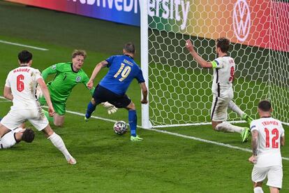 El defensa italiano Leonardo Bonucci (C) dispara para marcar el gol del empate durante la final de la Eurocopa 2020 entre Italia e Inglaterra en el estadio de Wembley.