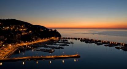 Vistas del puerto de Agropoli al atardecer.