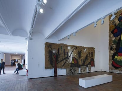 L'enorme 'Tapís' de la Fundació Miró, a la sala en què el restauraran.