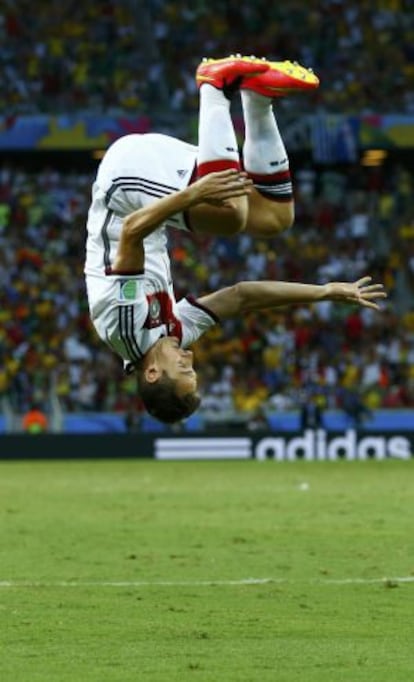 Klose celebra su gol a Ghana de manera acrob&aacute;tica  