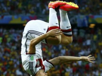 Klose celebra su gol a Ghana de manera acrob&aacute;tica  