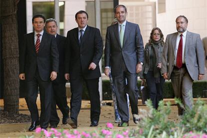 Joan Ignasi Pla y Francisco Camps, ayer, antes de anunciar el acuerdo sobre el Estatut.