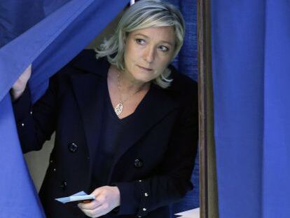 A l&iacute;der da Frente Nacional, Marine Le Pen, vota.