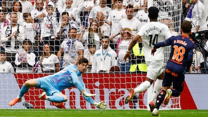 Courtois encaja el segundo gol del Celta.