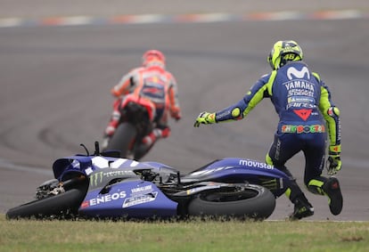 El piloto italiano de MotoGP Valentino Rossi, cae al piso en la última curva del circuito tras un toque con el piloto Marc Márquez.