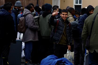 Inmigrantes irregulares acampados en el centro de Dublín son trasladados este miércoles a instalaciones de Citywest.